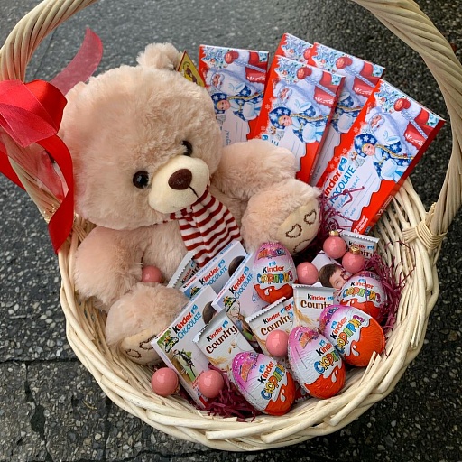 Подарочная корзина со сладостями и мягкой игрушкой "Сладкий мишка". Фото №2