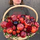 Фруктовая подарочная корзина с гранатами, розами, яблоками, ягодами и корицей "Ред Вельвет". Фото №6