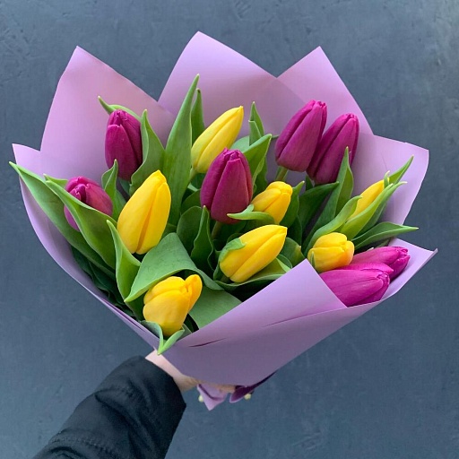 Букет из 15 фиолетовых и желтых тюльпанов "Яркий лучик". Фото №2