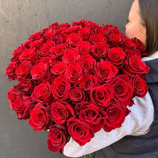 Букет из 55 длинных красных роз "Эксплорер". Фото №2