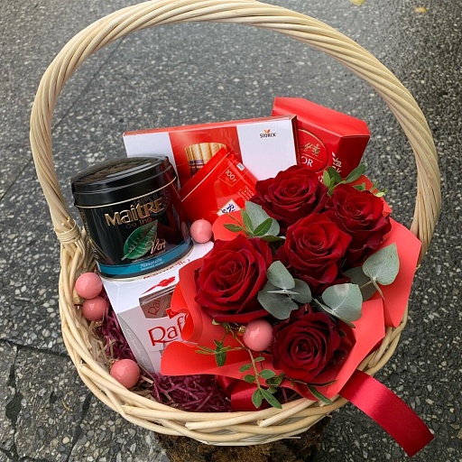 Подарочная корзина с шоколадными конфетами и композицией из роз "Для милых дам". Фото №3