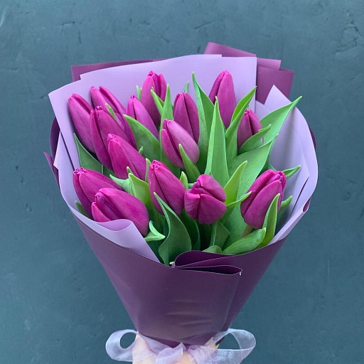 Букет из 15 фиолетовых тюльпанов в стильной упаковке "Сливовица". Фото №2