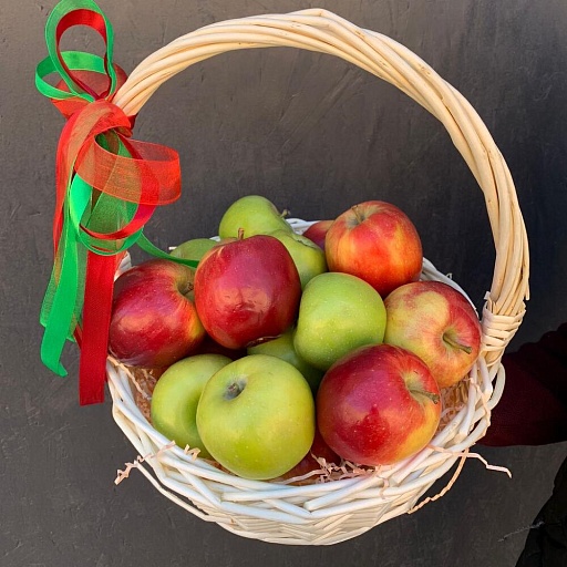 Фруктовая подарочная корзина с яблоками «Яблочное лукошко". Фото №4