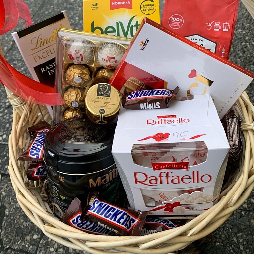 Подарочная корзина с кофе, чаем, шоколадными конфетами и мёдом "Сладкое ассорти". Фото №3