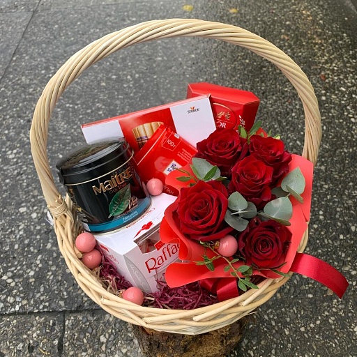 Подарочная корзина с шоколадными конфетами и композицией из роз "Для милых дам". Фото №2