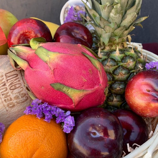 Фруктовая подарочная корзина с экзотическими фруктами и декором «Тропикана». Фото №5
