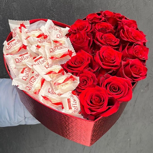 Композиция из красных роз в коробке-сердце "Пылкое признание". Фото №2