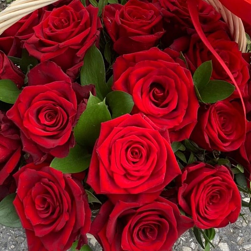 Корзина из 51 красной розы и зелени "Эксплорер". Фото №3