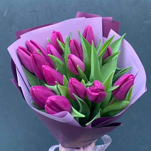 Букет из 15 фиолетовых тюльпанов в стильной упаковке "Сливовица". Фото №4