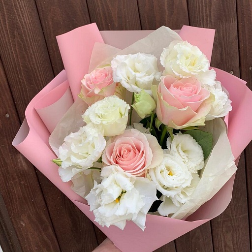 Букет из розовых роз и белой эустомы «Рио». Фото №2