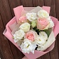Букет из розовых роз и белой эустомы «Рио». Фото №2