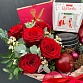 Подарочная корзина с шоколадными конфетами, чаем и композицией из роз «Наслаждение». Фото №6