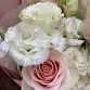 Букет из розовых роз и белой эустомы «Рио». Фото №6
