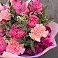 Букет с альстромериями, кустовой розой, гвоздикой и ваксфлауэром "Клауди". Фото №6