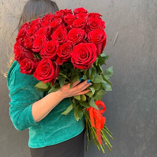 Букет из 31 длинной красной розы "Эксплорер". Фото №4