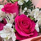 Букет из белых альстромерий, розовых роз и зелени "Маркиза". Фото №6