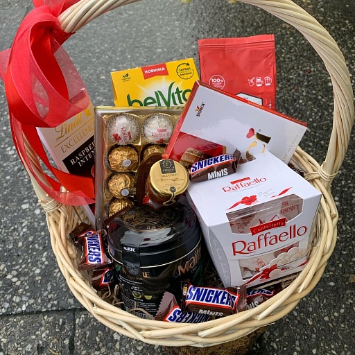Подарочная корзина с кофе, чаем, шоколадными конфетами и мёдом "Сладкое ассорти". Фото №2