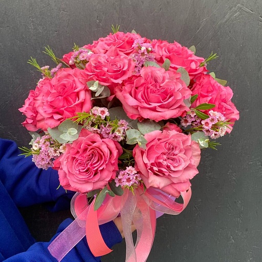 Шляпная коробка с пионовидными розами Кантри Блюз, ваксфлауэром и эвкалиптом "Наоми". Фото №2