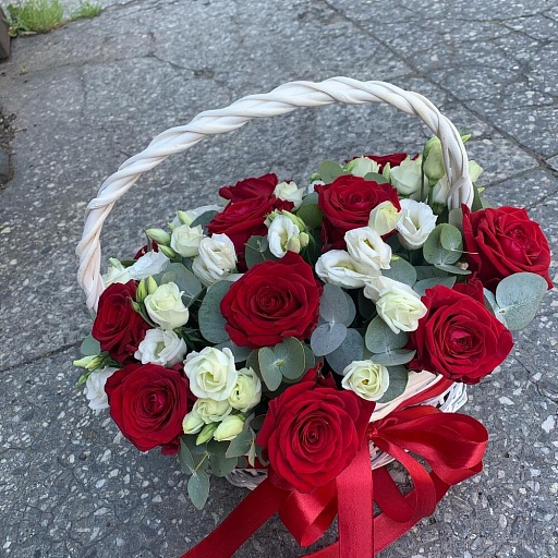 Корзина с красными розами, белой эустомой и эвкалиптом "Рафаэлло". Фото №2