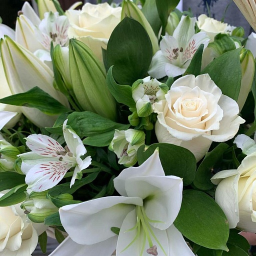 Корзина с лилией, белыми розами, альстромерией и декоративной зеленью «Весенний сад» . Фото №4