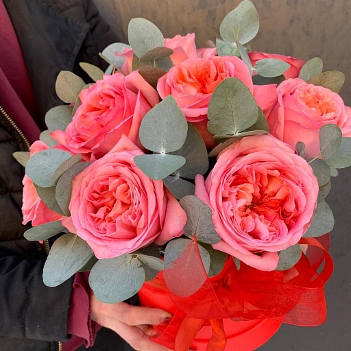 Шляпная коробка с пионовидными розами "Пинк Экспрешн". Фото №4