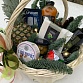 Подарочная корзина с благородными сырами, оливками, вялеными томатами, фруктами и новогодним декором "Пинэпл". Фото №4