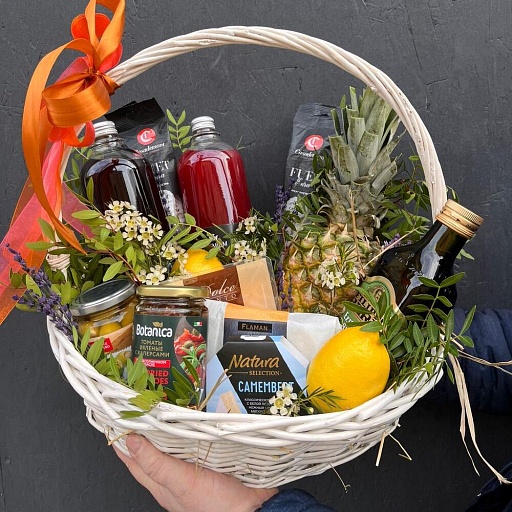 Подарочная корзина с фруктами, сырами, соленьями и  декором «Летнее раздолье». Фото №4