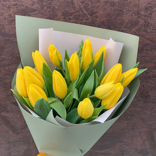 Букет из 15 желтых тюльпанов "Весеннее солнце". Фото №3