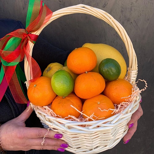 Фруктовая подарочная корзина с мандаринами, лимонами, лаймами и помело «Цитрус". Фото №2