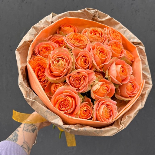 Букет из оранжевых кустовых роз в крафтовой упаковке "Марко". Фото №3