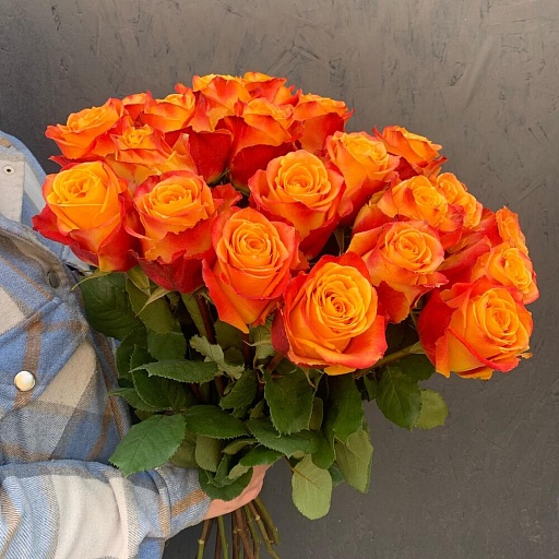 Букет из 21 красно-желтой розы «Силантой». Фото №3