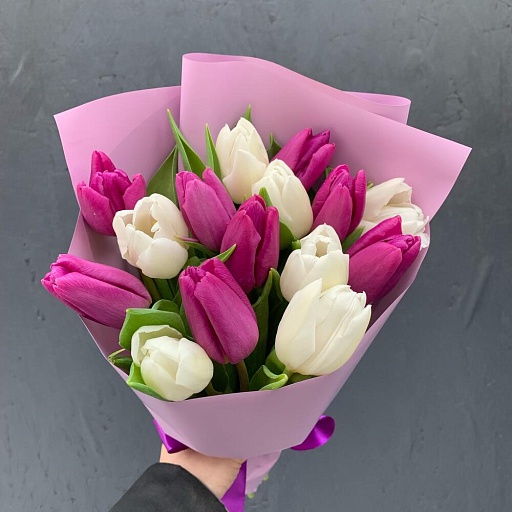 Букет из 15 фиолетовых и белых тюльпанов "Ламбруско". Фото №2