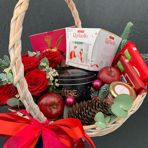 Подарочная корзина с шоколадными конфетами, чаем и композицией из роз «Наслаждение». Фото №5
