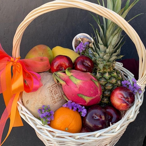 Фруктовая подарочная корзина с экзотическими фруктами и декором «Тропикана». Фото №3