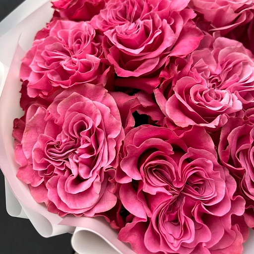 Букет из 11 розовых пионовидных роз Кантри Блюз. Фото №3