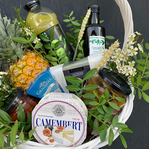 Подарочная корзина с благородными сырами, оливками, вялеными томатами, фруктами и декором "Грин Эпл". Фото №5