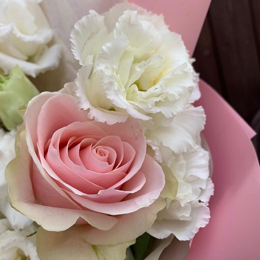 Букет из розовых роз и белой махровой эустомы «Рио». Фото №3