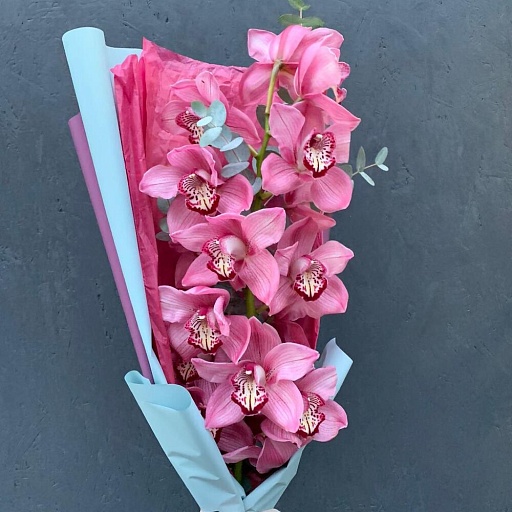 Ветка розовой орхидеи с эвкалиптом в стильной упаковке "Ла-Манш". Фото №2