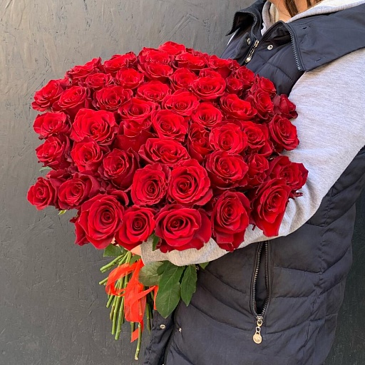 Букет из 55 длинных красных роз "Эксплорер". Фото №3