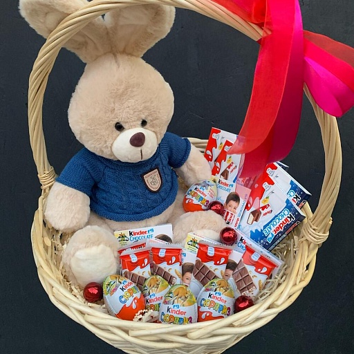 Подарочная корзина со сладостями и мягкой игрушкой "Сладкий зайка". Фото №3