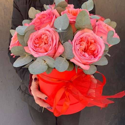 Шляпная коробка с пионовидными розами "Пинк Экспрешн". Фото №3