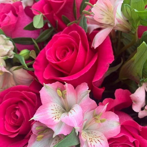 Корзина из альстромерий, розовых роз и зелени "Синтия". Фото №4