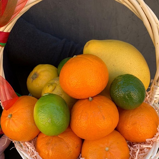 Фруктовая подарочная корзина с мандаринами, лимонами, лаймами и помело «Цитрус". Фото №4