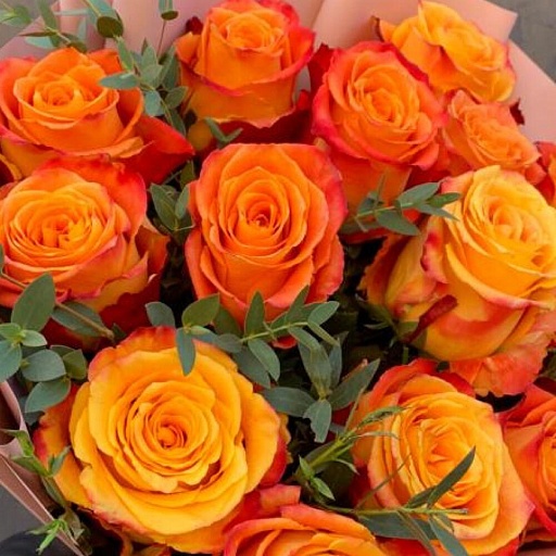 Букет из 15 красно-жёлтых роз с эвкалиптом "Силантой". Фото №4