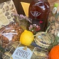 Подарочный набор с орешками, мёдом, конфитюром, шоколадом, конфетами, соком, чаем и фруктами "Правильный выбор". Фото №6