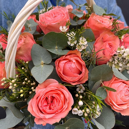 Корзина с пионовидными розами Кахала, эвкалиптом и ваксфлауэром "Белуччи". Фото №2