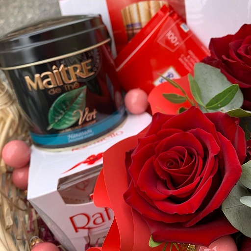 Подарочная корзина с шоколадными конфетами и композицией из роз "Для милых дам". Фото №5