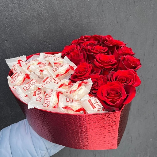 Композиция из красных роз в коробке-сердце "Пылкое признание". Фото №4