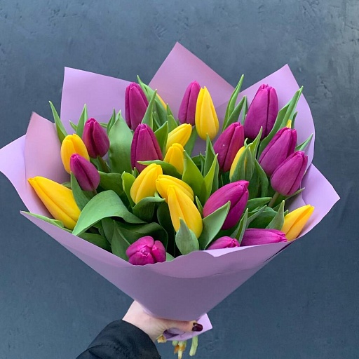 Букет из 25 желтых и фиолетовых тюльпанов "Весенние лучи". Фото №2