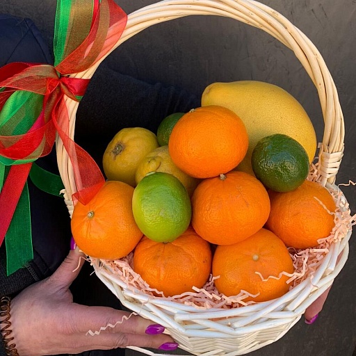 Фруктовая подарочная корзина с мандаринами, лимонами, лаймами и помело «Цитрус". Фото №3